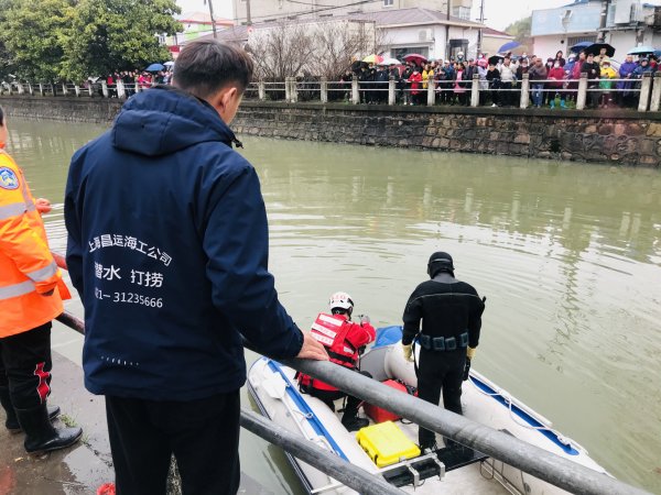 上(shàng)海(hǎi)昌運接浦東(dōng)水(shuǐ)上(shàng)治安派出所通(tōng)知(zhī)，協助處置七竈港水(shuǐ)域失足落水(shuǐ)事(shì)故